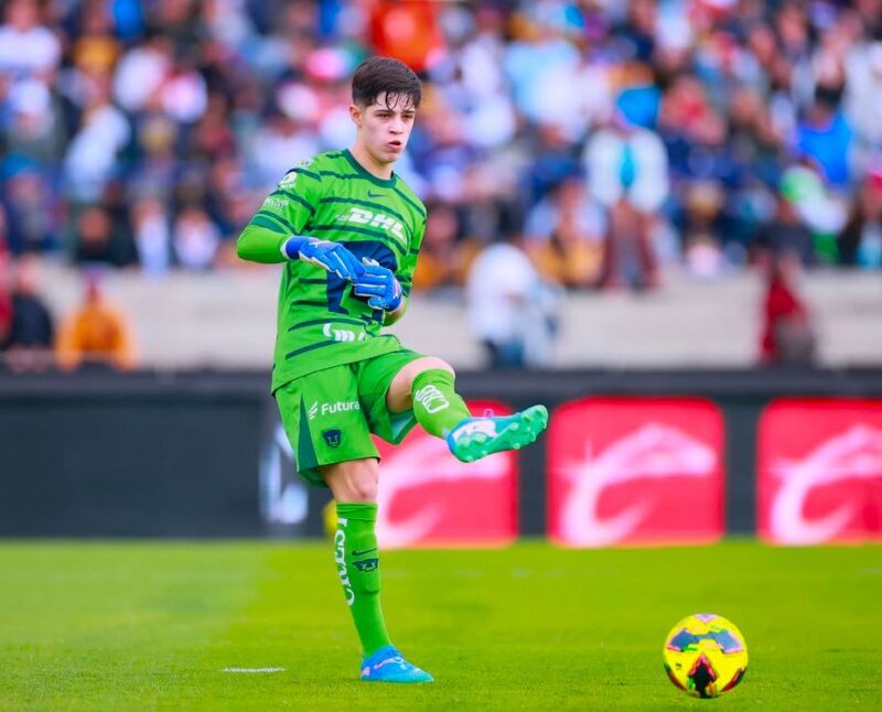 Pablo Lara hace historia en su debut en la Liga MX con Pumas