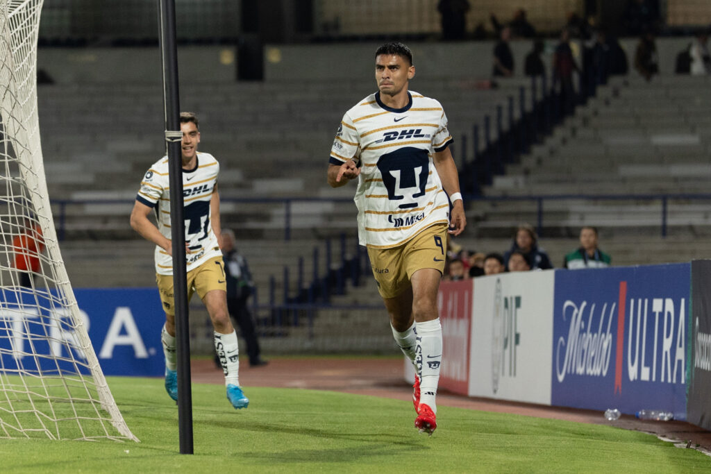 Guillermo Martínez mete histórico gol 4 mil de Pumas