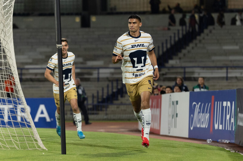 Guillermo Martínez mete histórico gol 4 mil de Pumas
