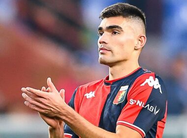 ¡Tensión en Genoa! Johan Vásquez salió lesionado en la Serie A