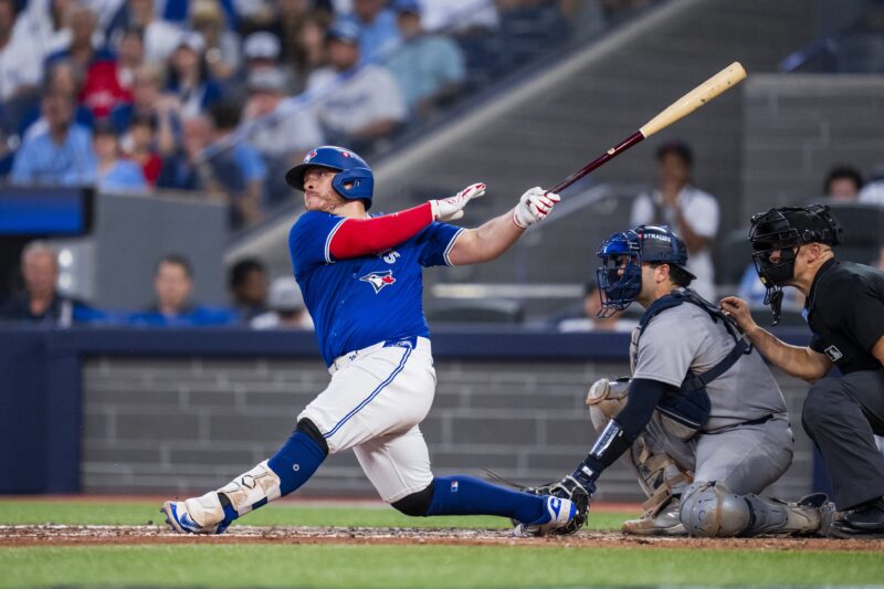 Dodgers ganan a Phillies y el mexicano Alex Kirk hace historia contra Yankees