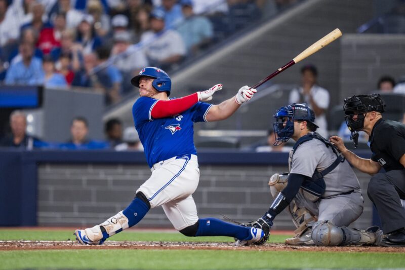 Dodgers ganan a Phillies y el mexicano Alex Kirk hace historia contra Yankees