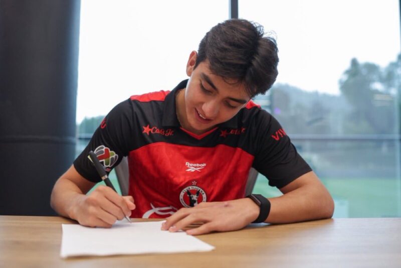 Xolos de Tijuana renueva contrato con Gilberto Mora