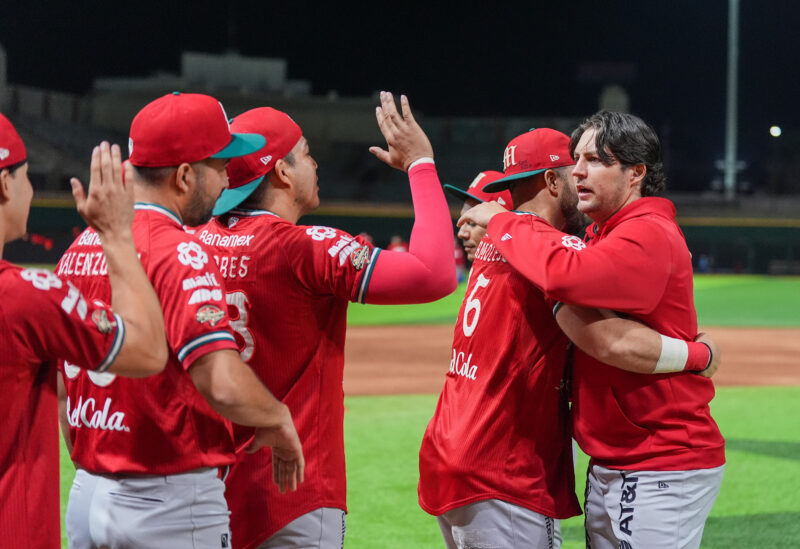¡Trevor Bauer lo hace de nuevo! Con pelea incluída, Diablos Rojos del México toman ventaja en la primera ronda de playoffs de LMB