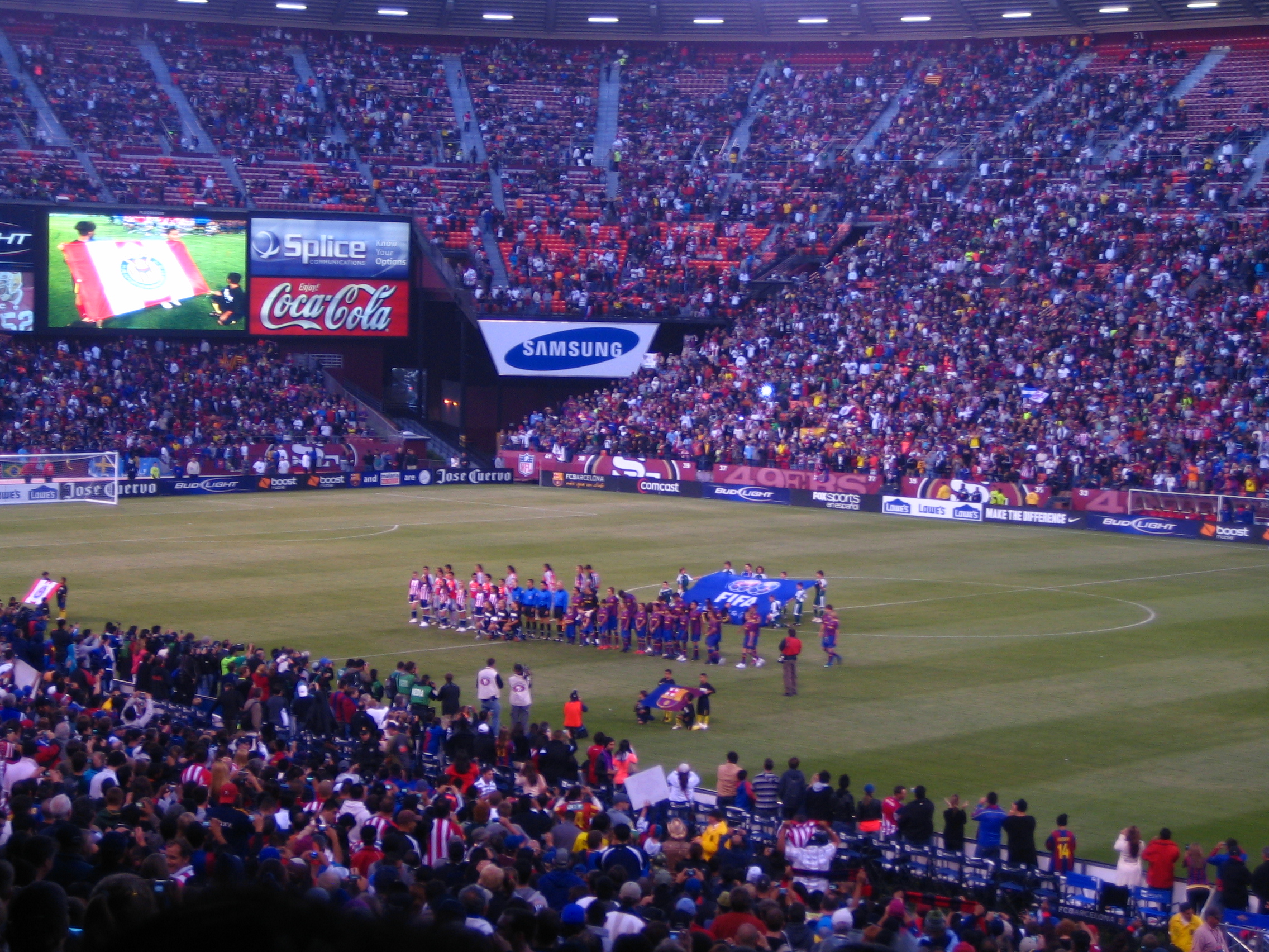 Jugadores de Chivas y Barcelona sobre la cancha durante un partido amistoso en 2009
