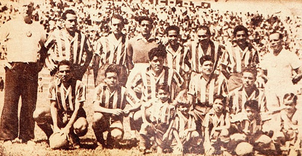 Plantel del Club Deportivo Guadalajara posa para una fotografía en 1947