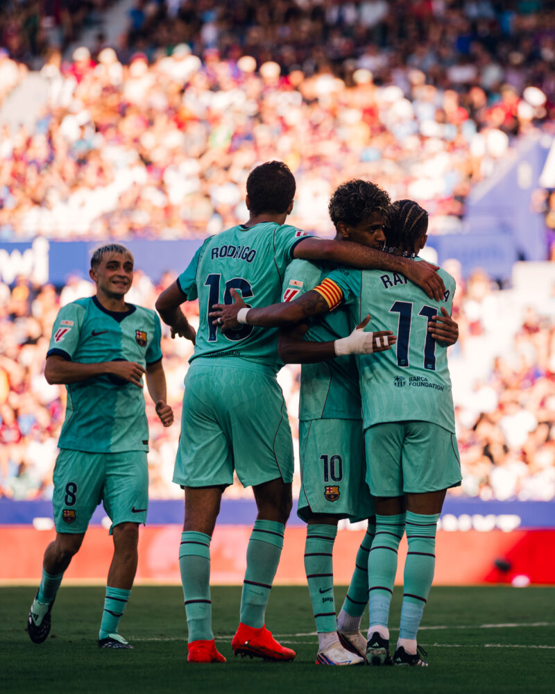 Barcelona mantiene paso arrollador y golea al Levante