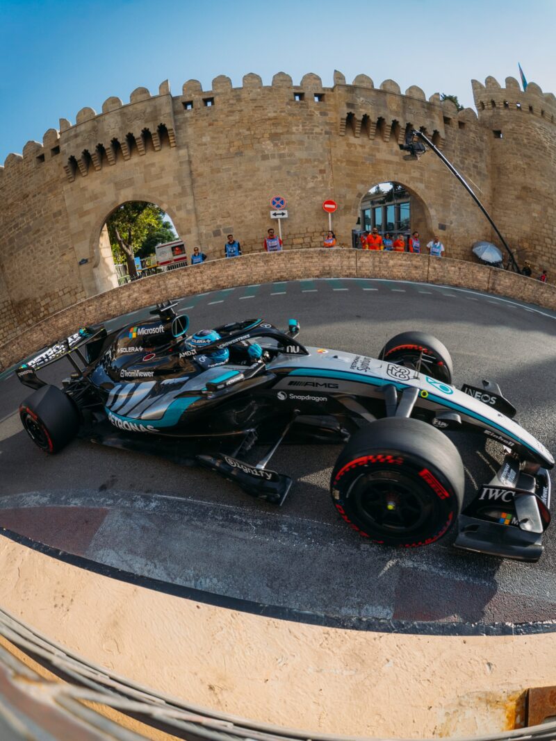 Gran Premio de Azerbaiyán 2026: George Russell destaca y Checo Pérez sorprende en prácticas libres