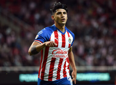 El dardo de Alan Pulido a Gabriel Milito en Chivas