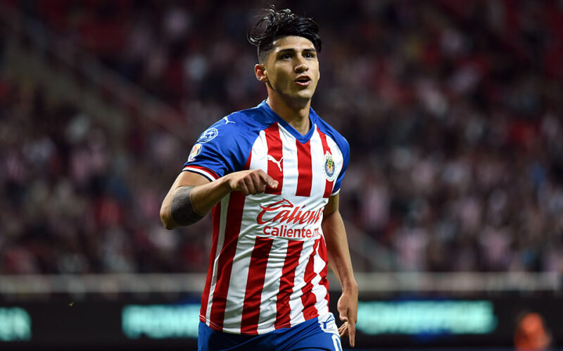 El dardo de Alan Pulido a Gabriel Milito en Chivas