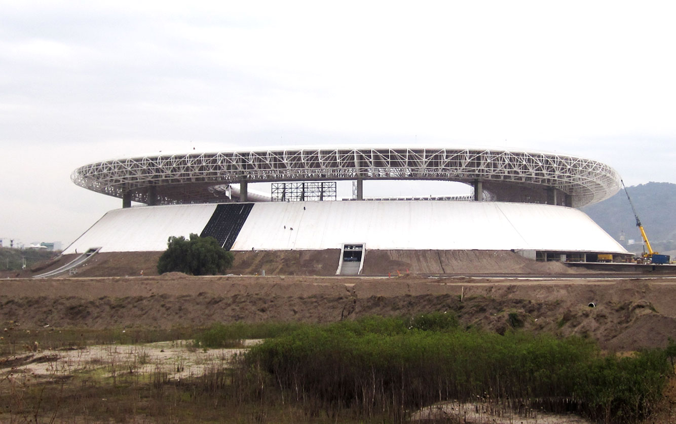 Vista exterior de la fachada del Estadio Akron con su característico diseño arquitectónico en forma de volcán.