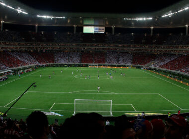 Vista panorámica del interior del Estadio Akron repleto de afición durante un partido de Chivas.
