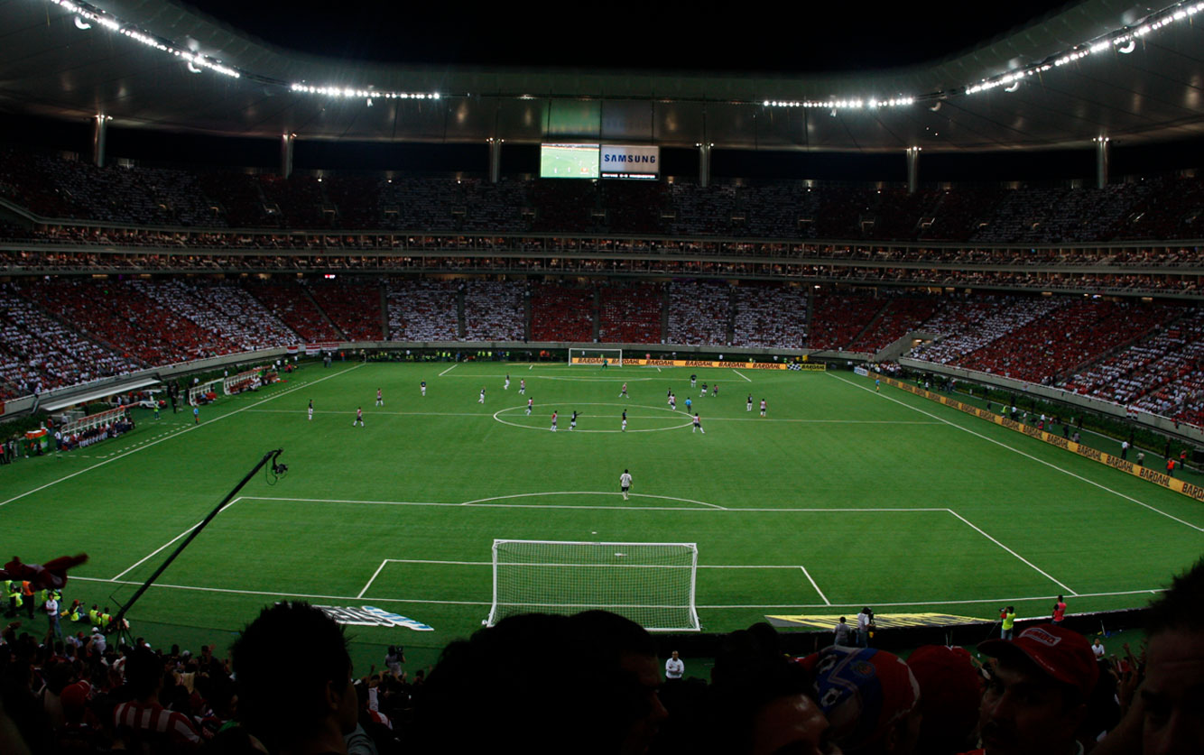 Vista panorámica del interior del Estadio Akron repleto de afición durante un partido de Chivas.