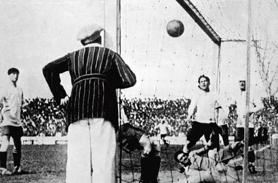 2 de octubre: Primer gol olímpico en la historia