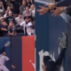 VIDEO: Aficionado de Yankees roba jonrón a Anthony Volpe y los pone contra la pared