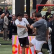 VIDEO: Checo Pérez pegó balonazo en la cara al Conejo Pérez