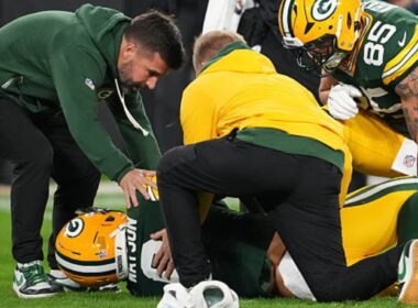 NFL: Christian Watson fue al hospital tras golpe en el pecho y regreso para comandar la victoria de Packers (VIDEO)