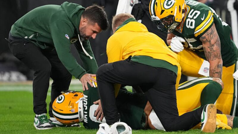 NFL: Christian Watson fue al hospital tras golpe en el pecho y regreso para comandar la victoria de Packers (VIDEO)